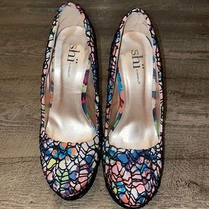 Multi color pumps